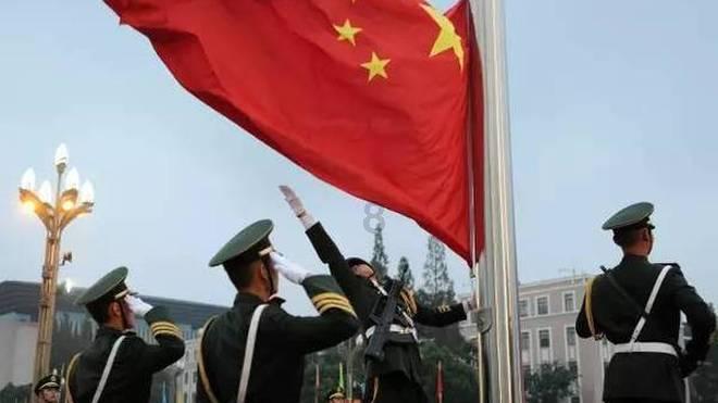 58岁钟楚红典雅装出席活动,睹物思情谈张国荣一句话胜千言万语!